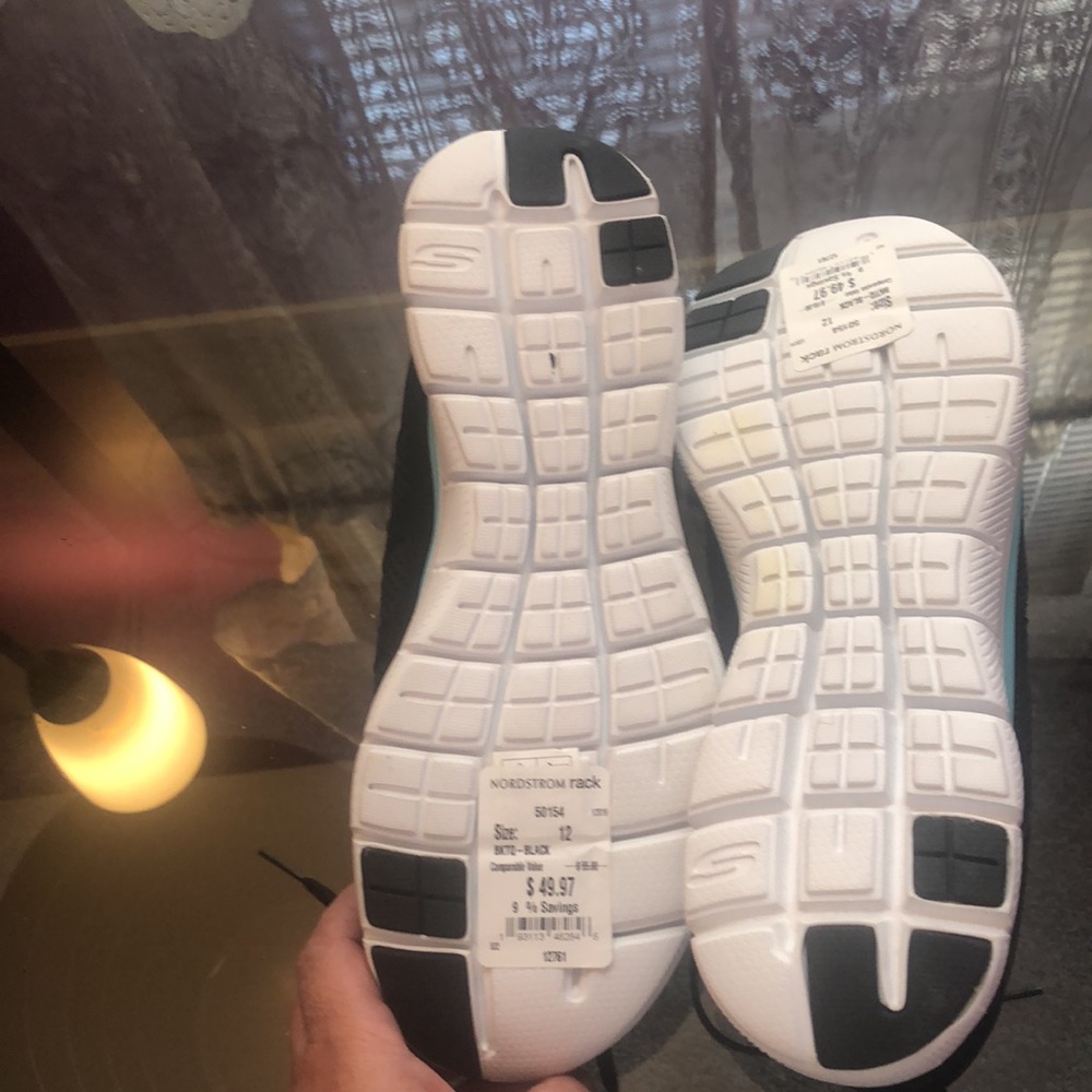 Sneakers - Picture 4 of 5